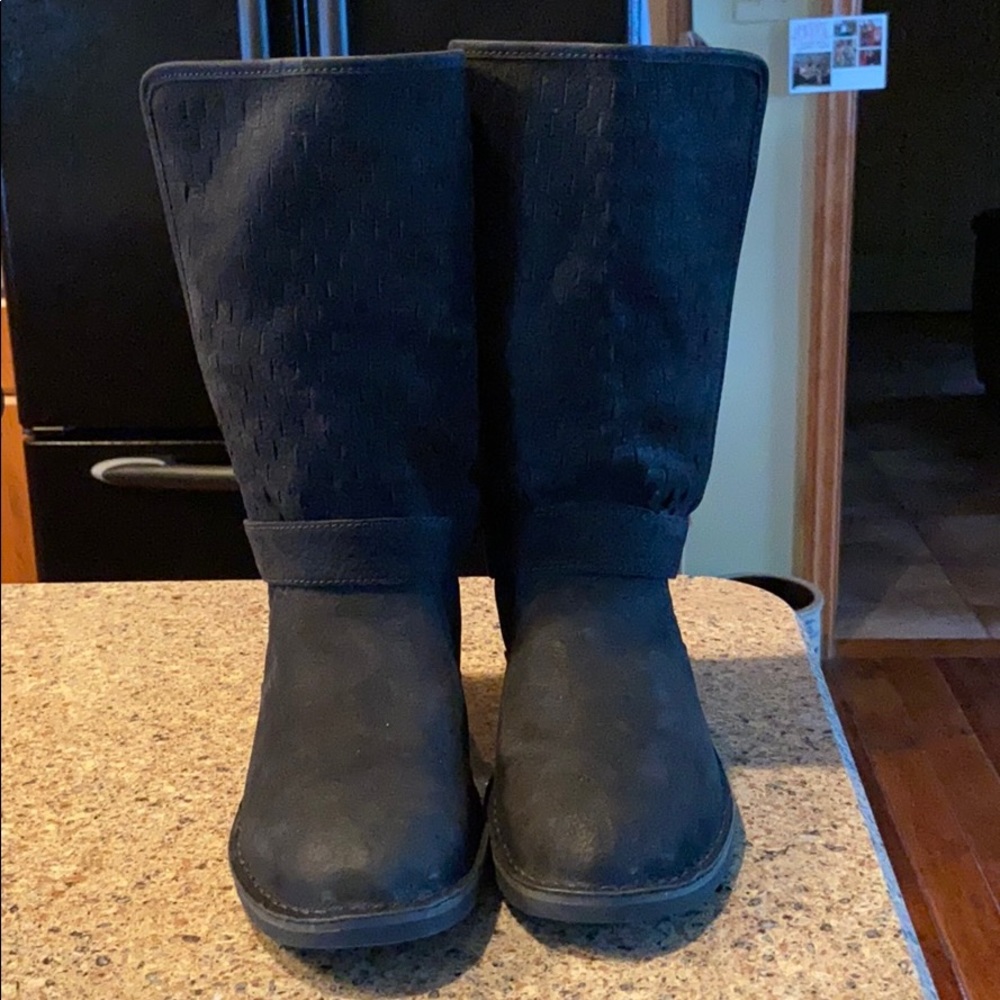 UGG mid calf boots. Great condition.
